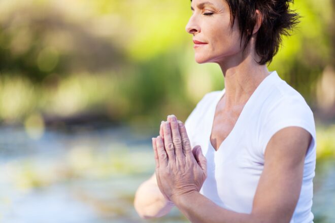 Frau Bei Einer Yoga Übung Für Anfänger Ab 50