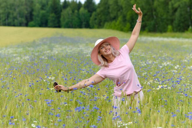 Frau In Den Wechseljahren Barfuß In Der Wiese