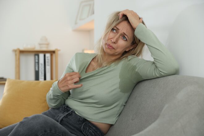Frau In Den Wechseljahren Schwitzt Am Sofa